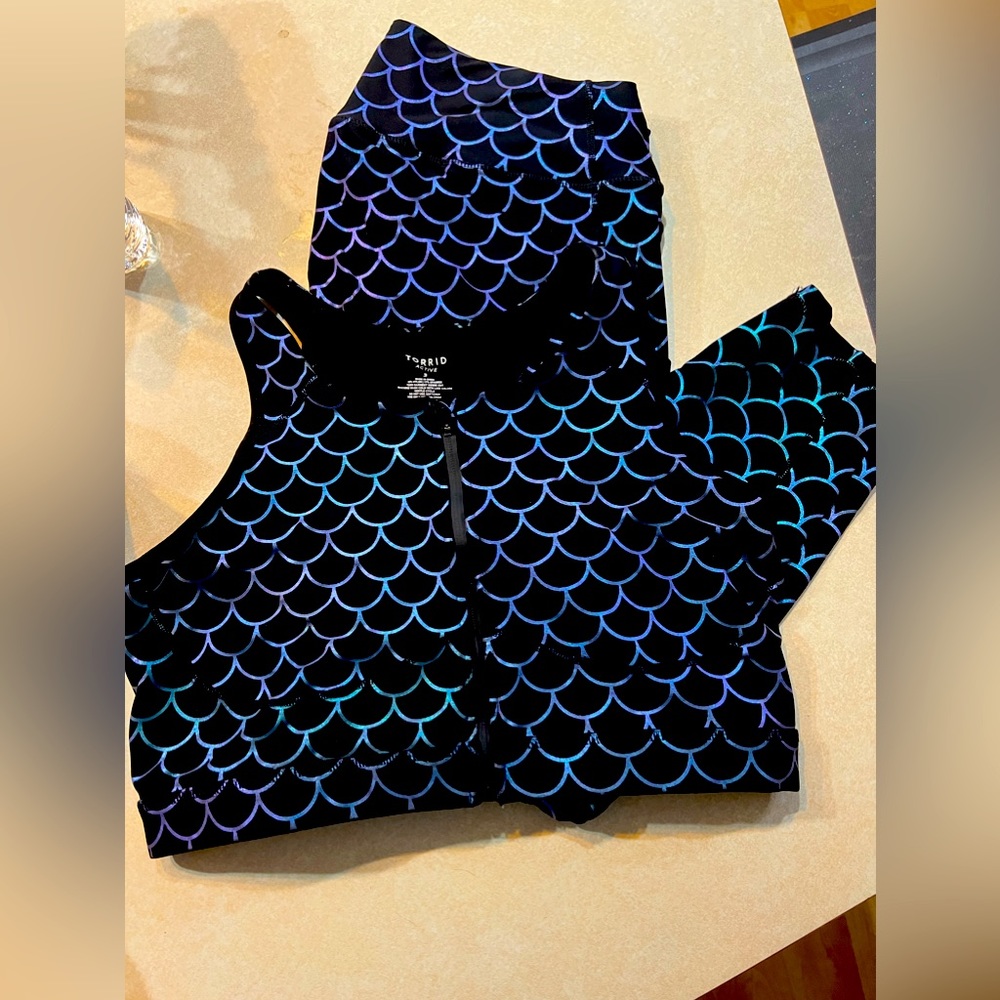 EUC Torrid active mermaid print leggings and sports bra set. Size 3